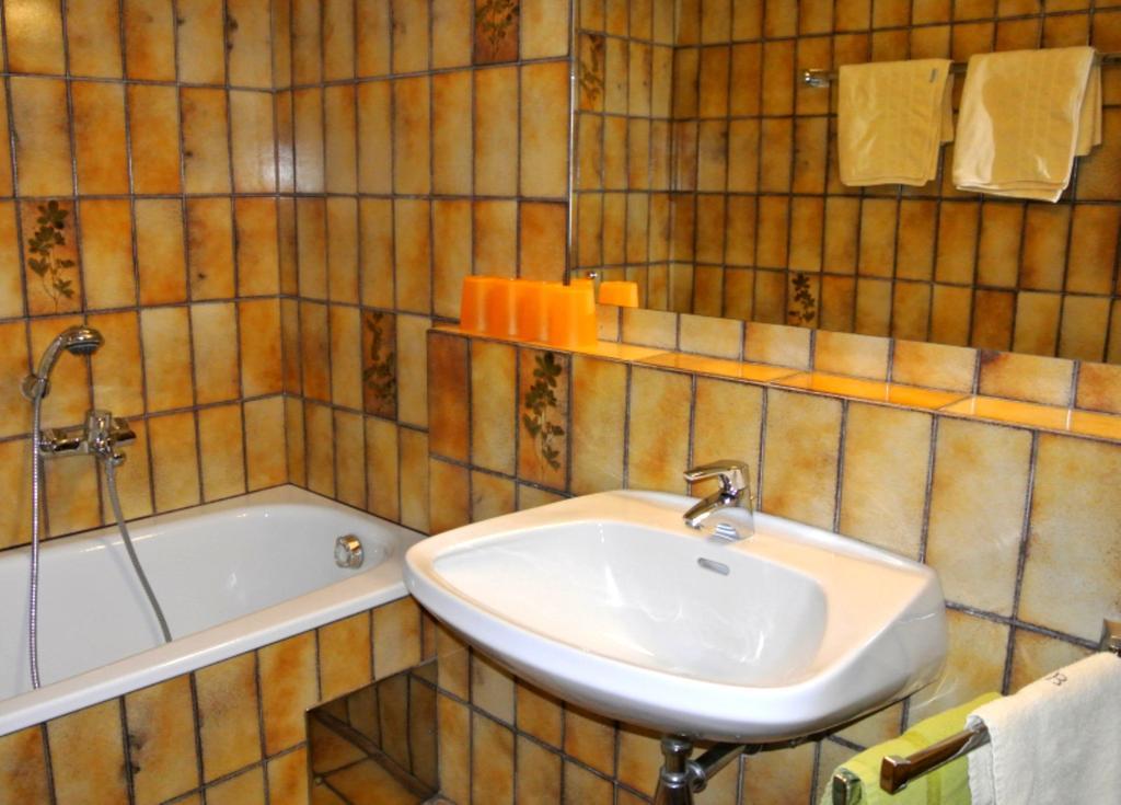 Hotel Baumgartnerhof Finkenstein am Faaker See ภายนอก รูปภาพ